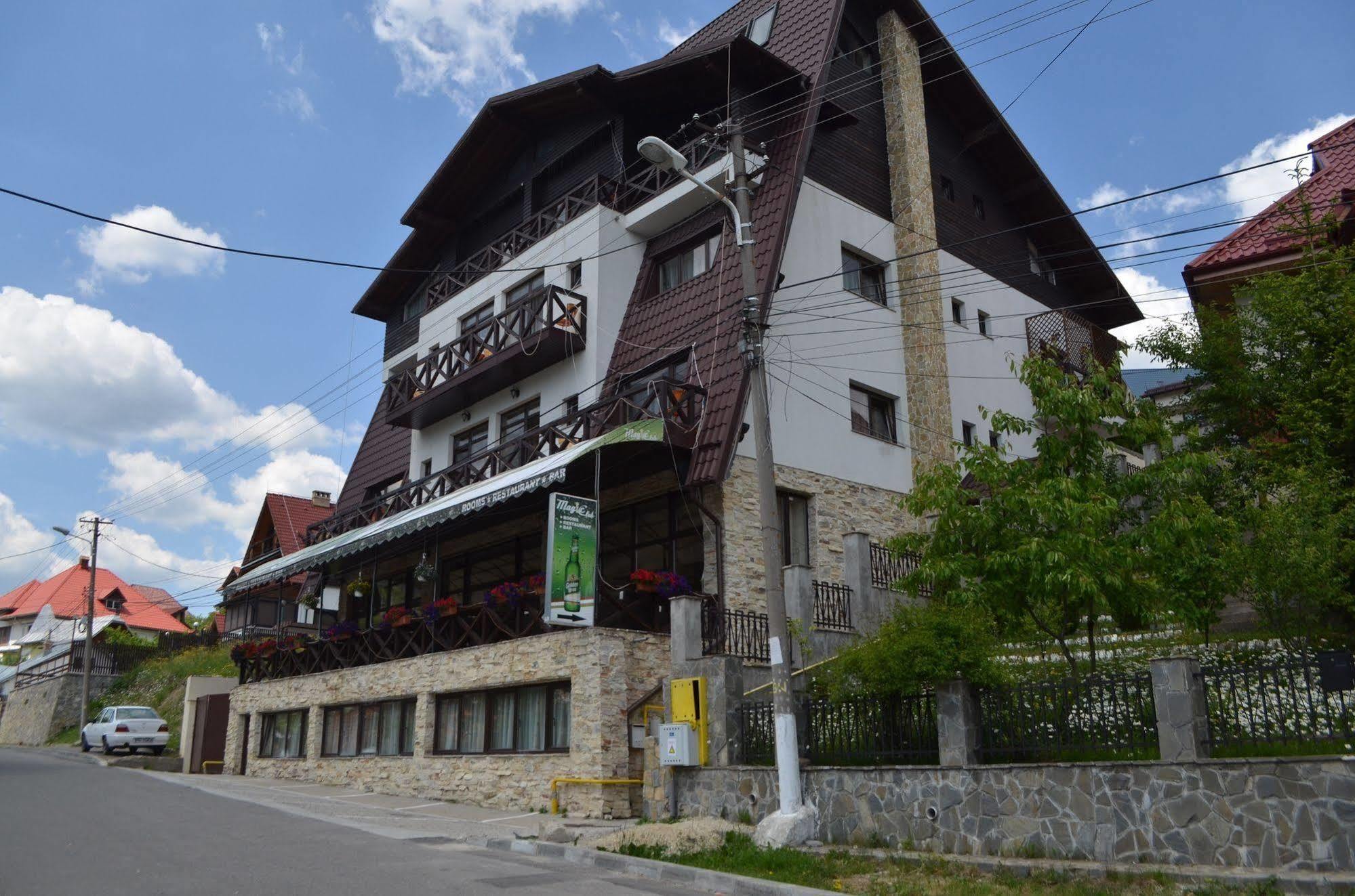 ホテル Magic Club Buşteni エクステリア 写真