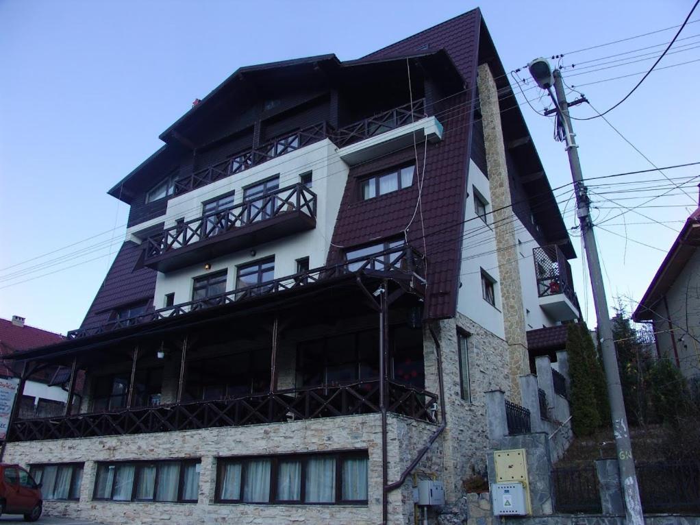 ホテル Magic Club Buşteni エクステリア 写真